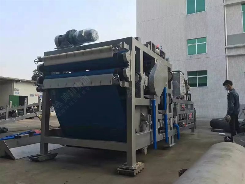 美邦帶式壓榨機(jī)——專業(yè)處理植物渣脫水