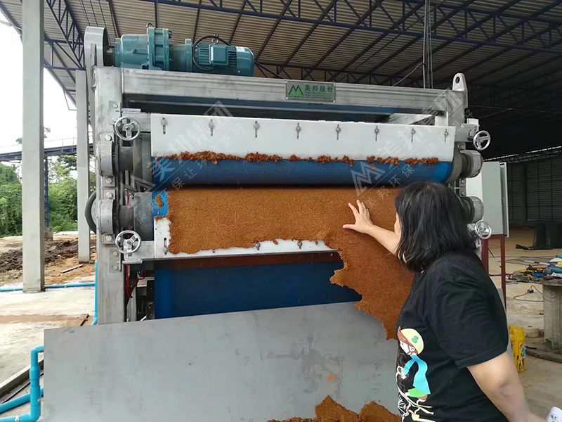 泰國(guó)客戶使用美邦帶式壓榨機(jī)處理椰糠脫水