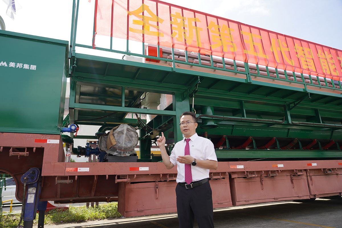 美邦集團(tuán)董事長(zhǎng)盧紹宋介紹第五代智能車(chē)載式污水處理系統(tǒng)